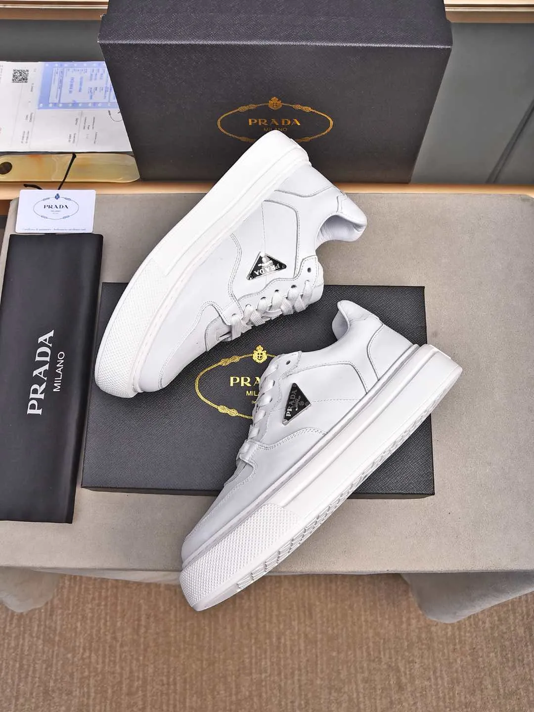 Men's shoes 💰500 Prada/Prada Men's new casual shoes, this upper is made of imported calfskin. The outside is decorated with the P family's classic metal triangle enamel logo, with cowhide lining and cowhide for the foot pads. The outsole is made of non-slip sports exclusive rubber outsole with logo, which feels good on the feet. It is a fashionable and fashionable item!  Size: 38-44 (45 customized)